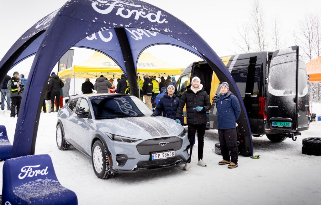 James Deane med Mustang Mach-E Rally James Deane med Mustang Mach-E Rally