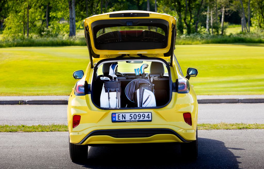 Golfutstyr i bagasjerommet på Ford Puma Golfutstyr i bagasjerommet på Ford Puma