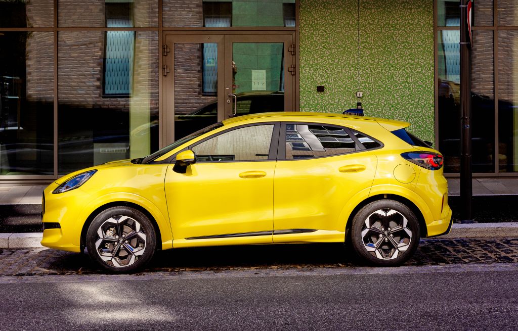 Gul Ford Puma fra siden Gul Ford Puma fra siden