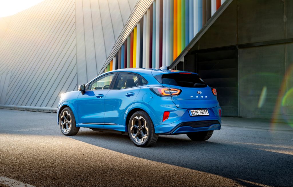 Blå Ford Puma parkert