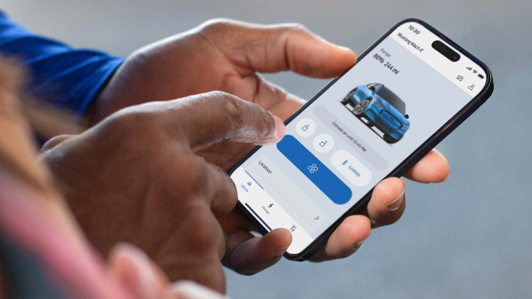 Blå Mustang Mach-E på mobil