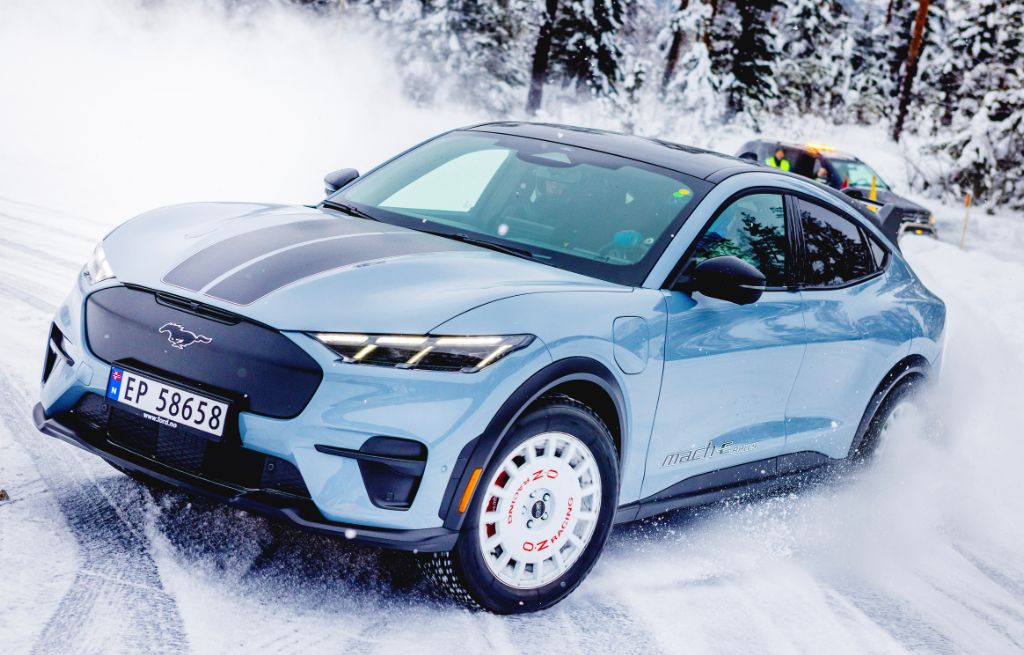Mustang Mach-E Rally på snø Mustang Mach-E Rally på snø