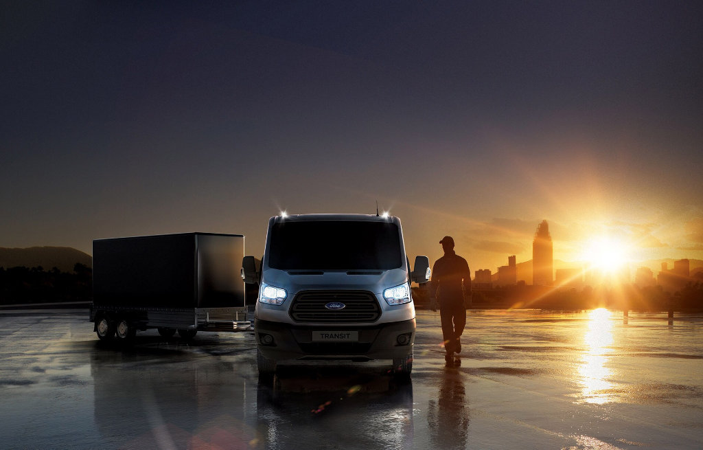 Varebil med sol i bakgrunnen Varebil med sol i bakgrunnen