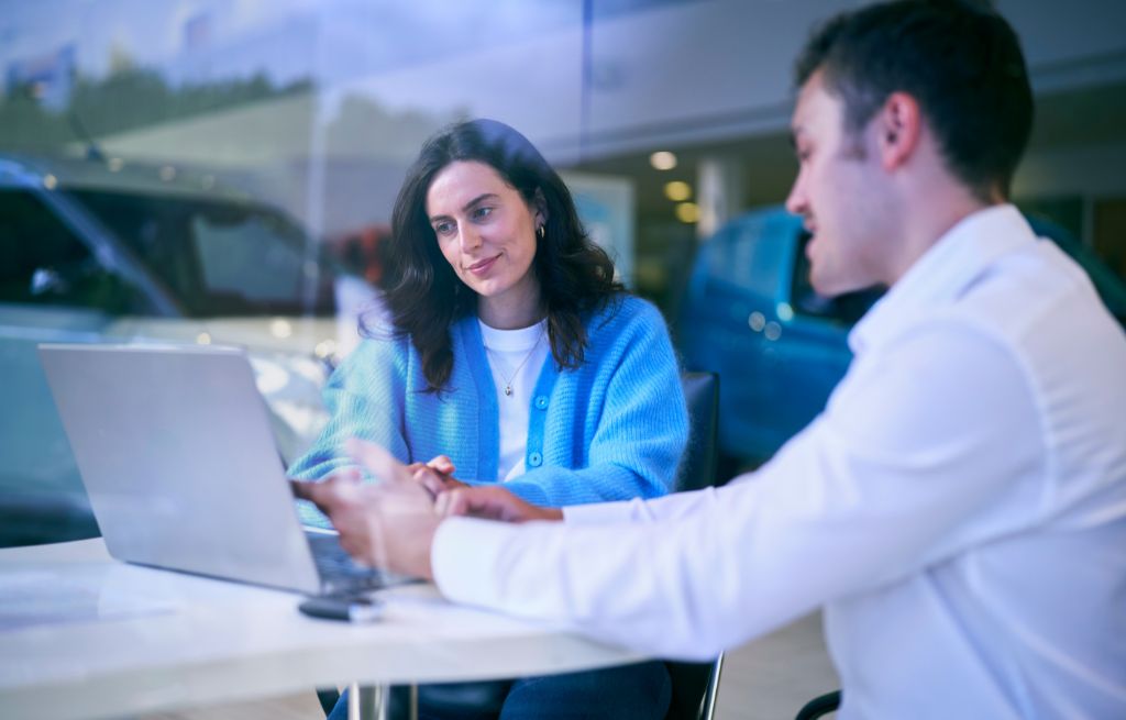 Ford Serviceplaner forklares til kunde