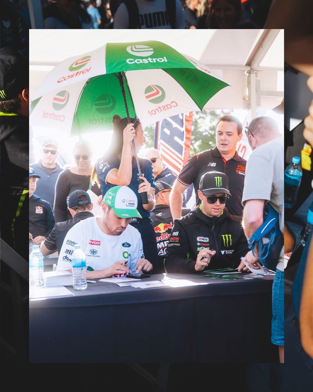 Signing Autographs Signing Autographs - Thomas Randle