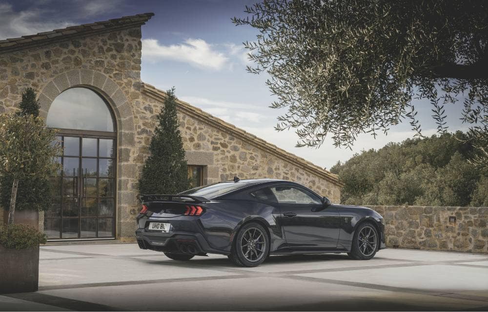 Ford Mustang Dark Horse widok z boku