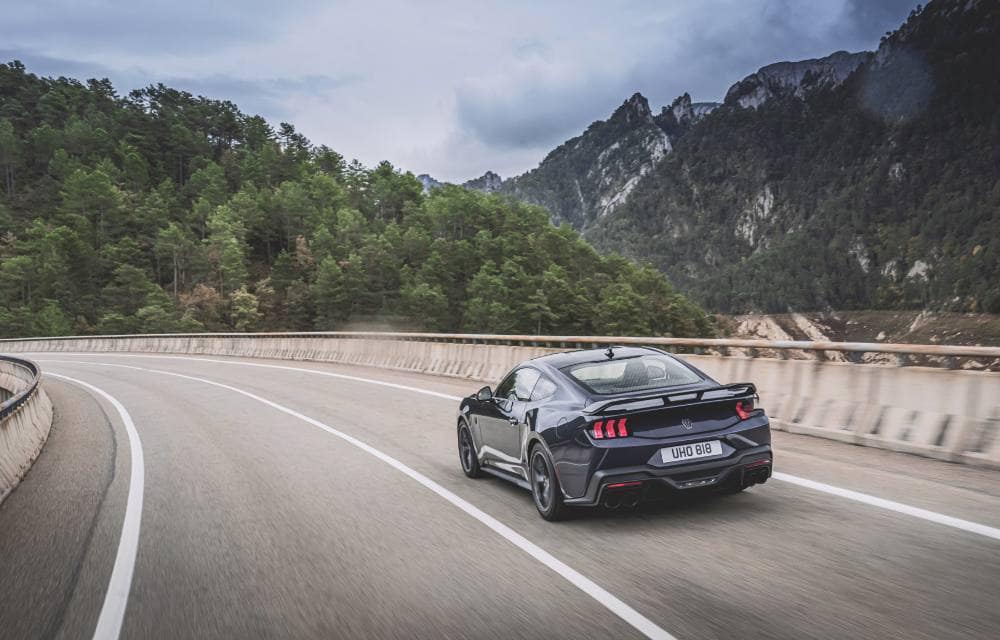 Ford Mustang Dark Horse widok z tyłu