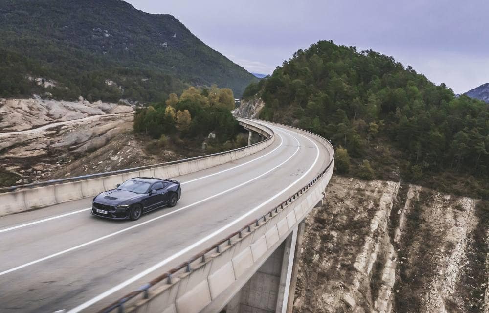 Ford Mustang Dark Horse na drodze
