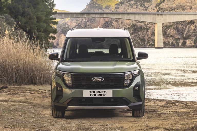 Ford Transit Connect przy stacji ładowania