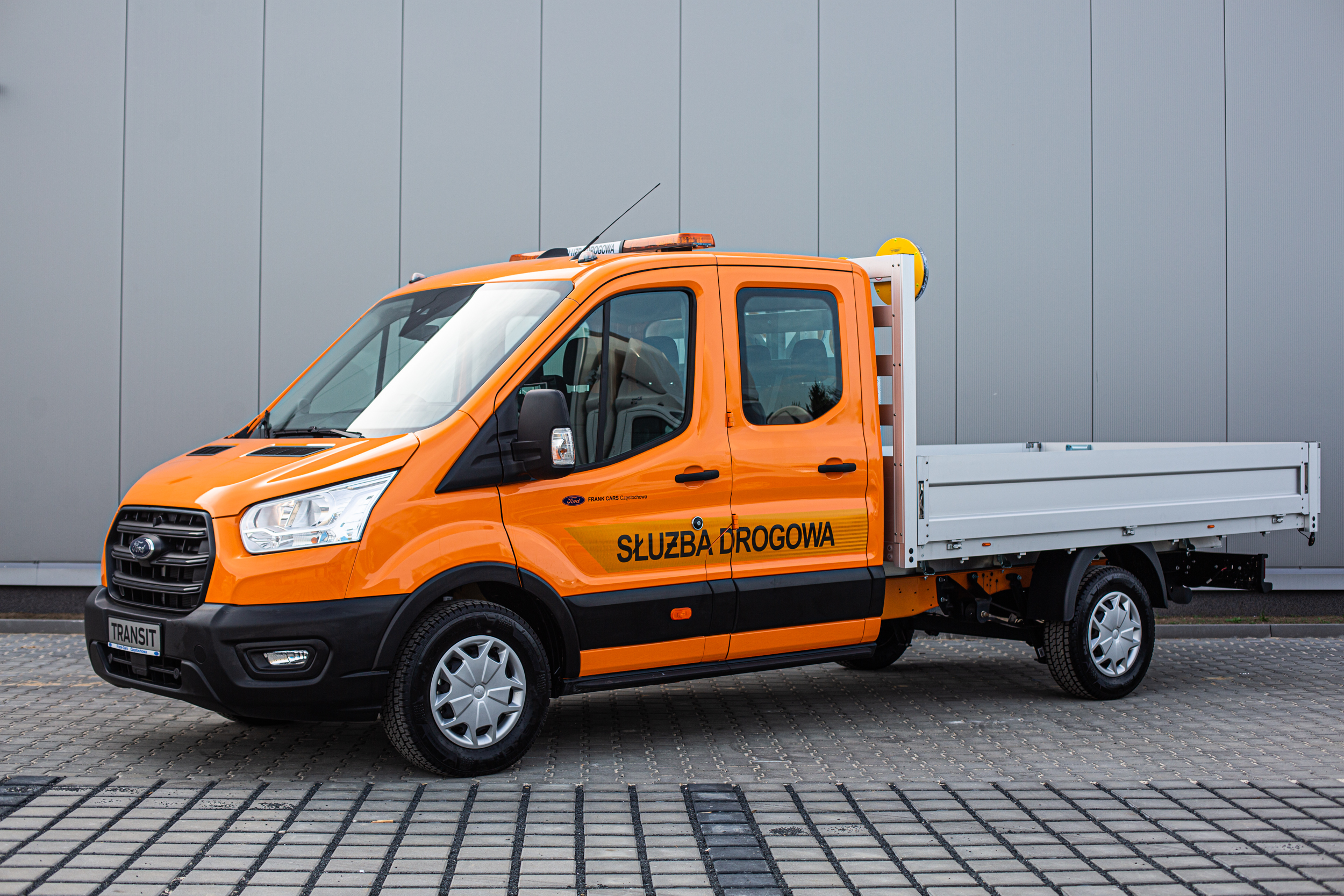 Samochód brygadowy Ford Transit z podwójną kabiną i zabudową skrzyniową