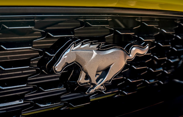 Ford Mustang Mach 1 emblemat