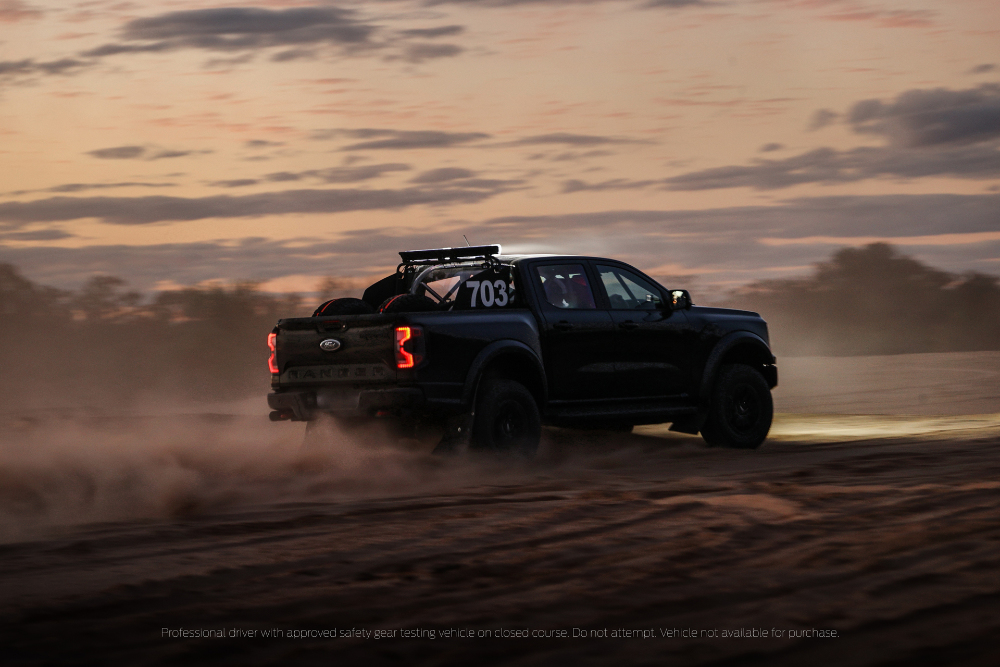 Ford Ranger Raptor w trakcie wyścigów Baja o zmierzchu