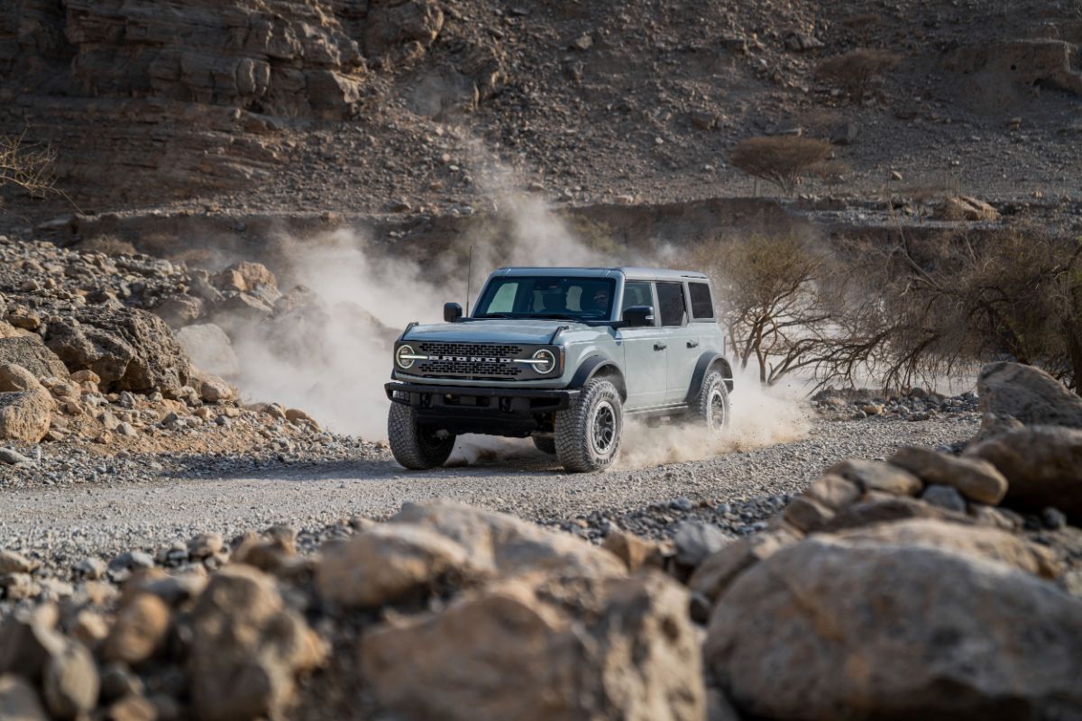 Ford Bronco w terenie pustynno-górzystym