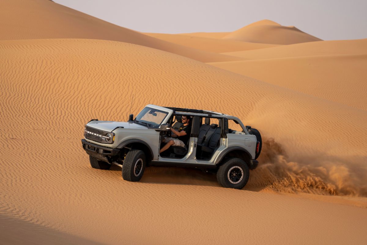 Ford Bronco na pustyni - podjazd