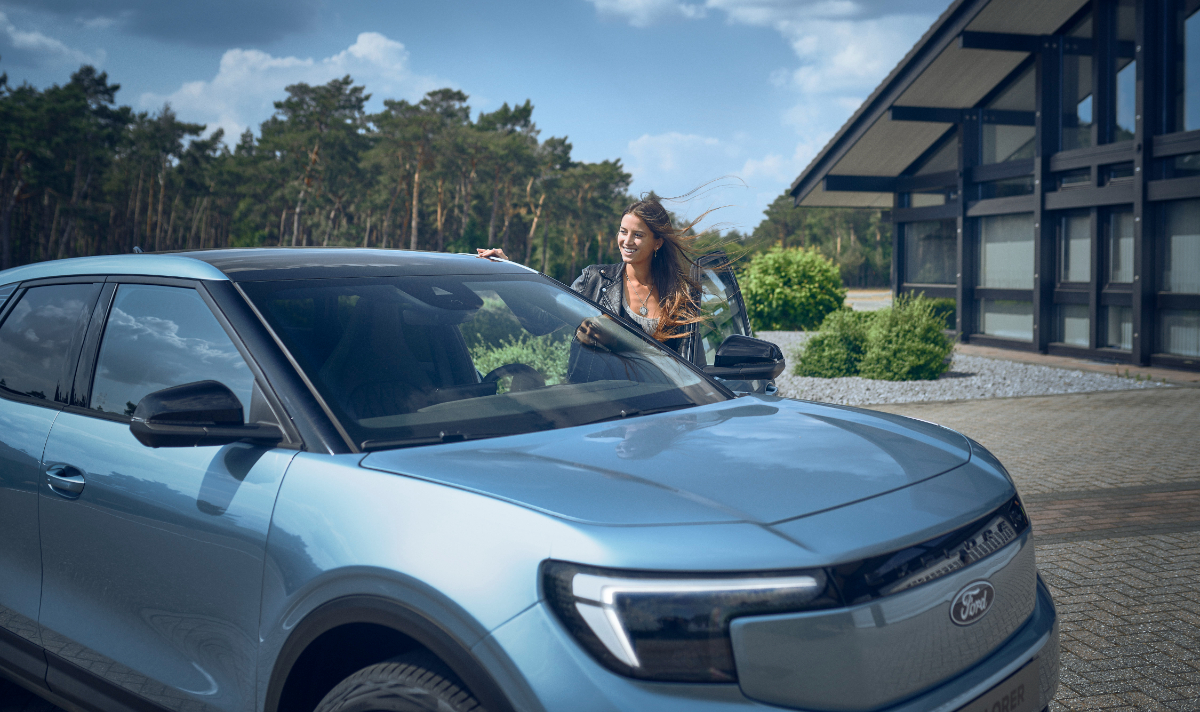 Lexie Alford za kierownicą elektrycznego Forda Explorer