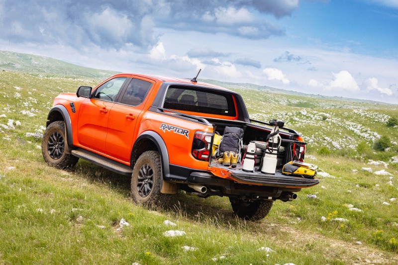 Ford Raptor Ranger w terenie - bagażnik