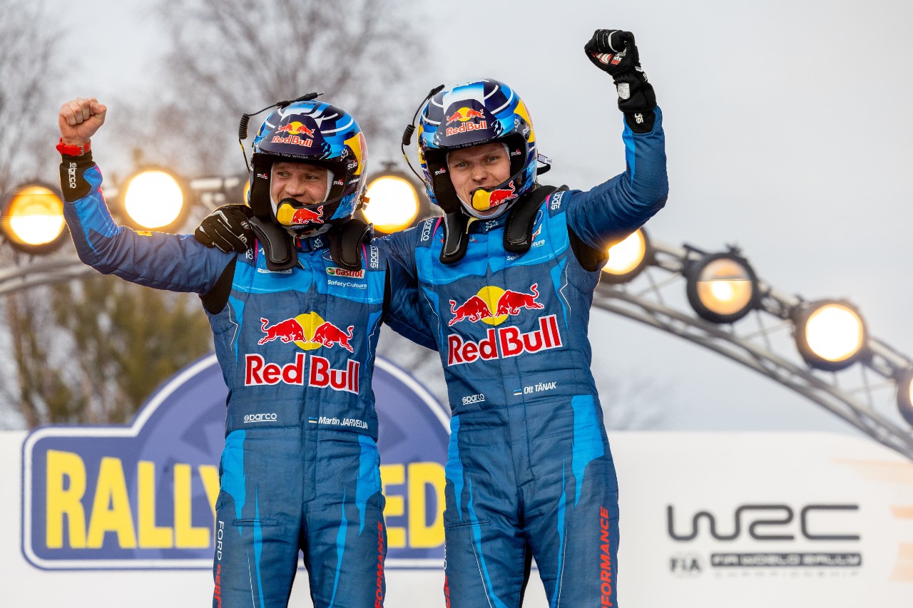 Ott Tänak i Martin Jarveoja celebrują zwycięstwo w barwach zespołu M-Sport Ford World Rally Team