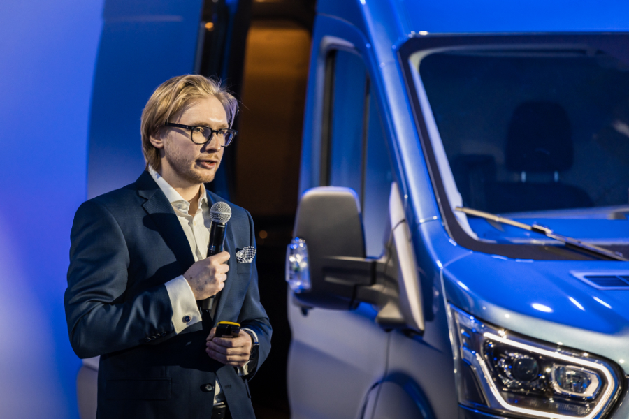 Piotr Pawlak,  prezes i dyrektor zarządzający Ford Polska, prezentuje Forda E-transit
