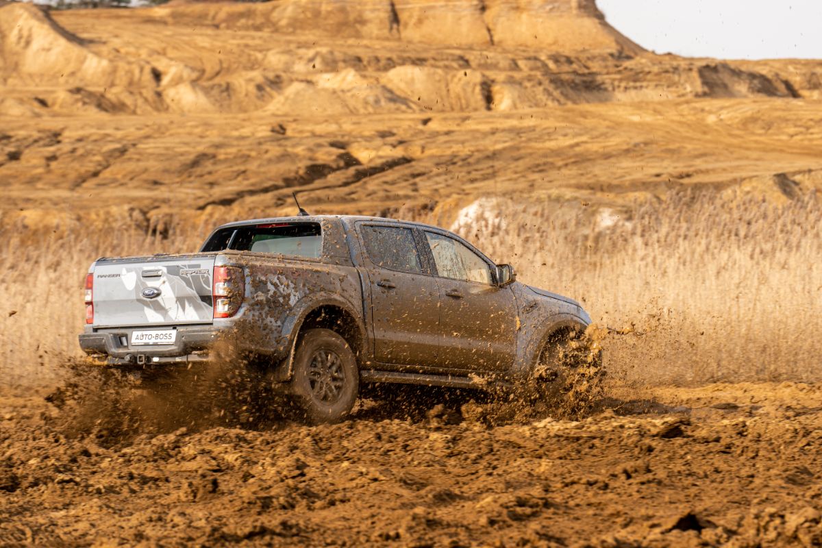 Testy Forda Ranger Raptor w terenie - w akcji