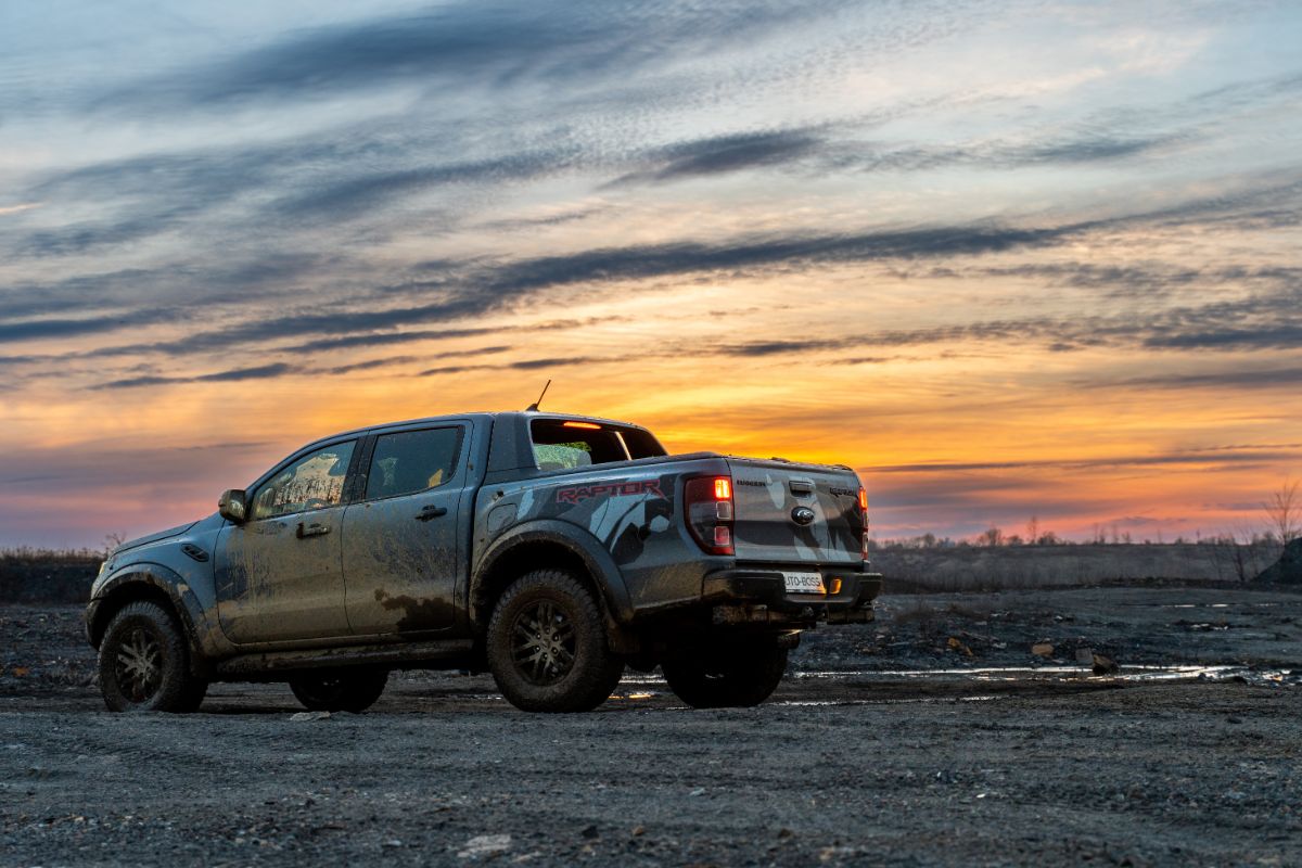 Testy Forda Ranger Raptor w terenie - tył o zmroku