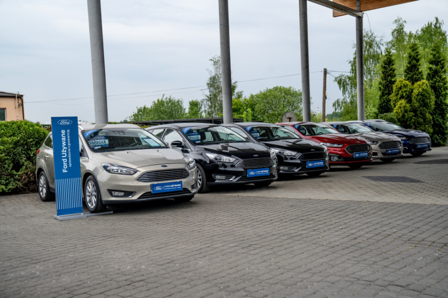 Zaparkowane samochody używane w salonie Forda Mirai w Mysłowicach 