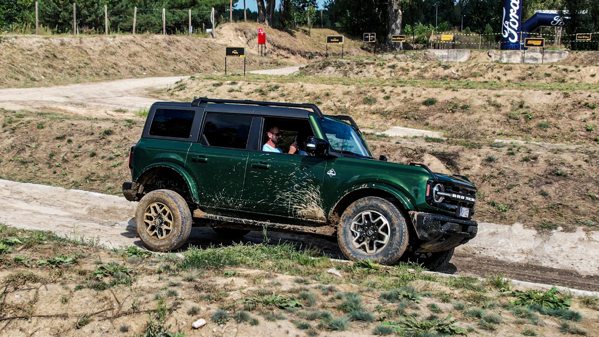 Zielony Ford Bronco