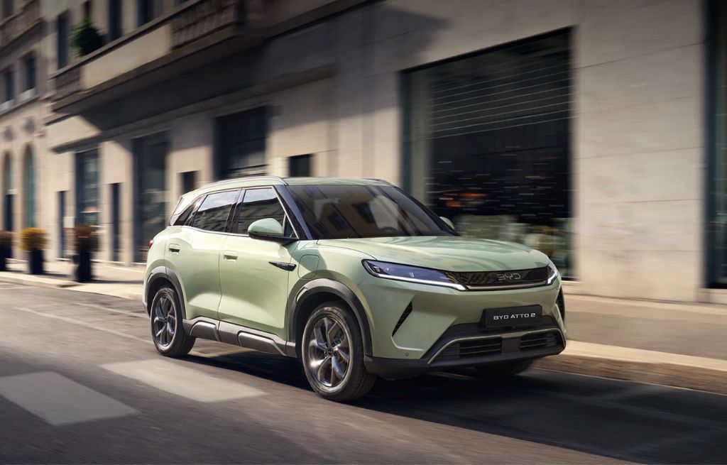 Grön BYD ATTO 2 el-SUV kör genom stadsmiljö