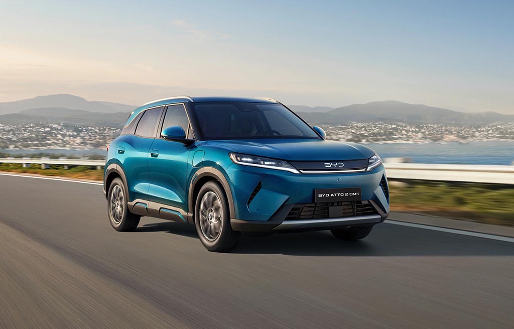 Blå BYD ATTO 2 DM-i hybrid-SUV i stadsmiljö