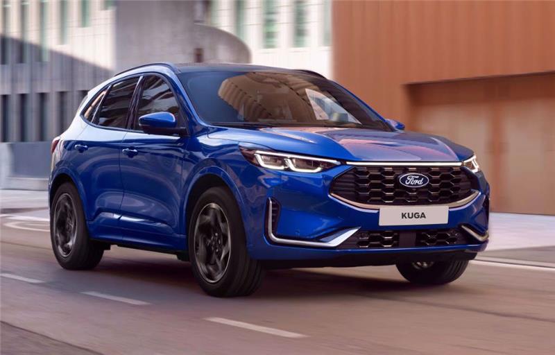 Grön Ford Kuga laddhybrid i stadsmiljö