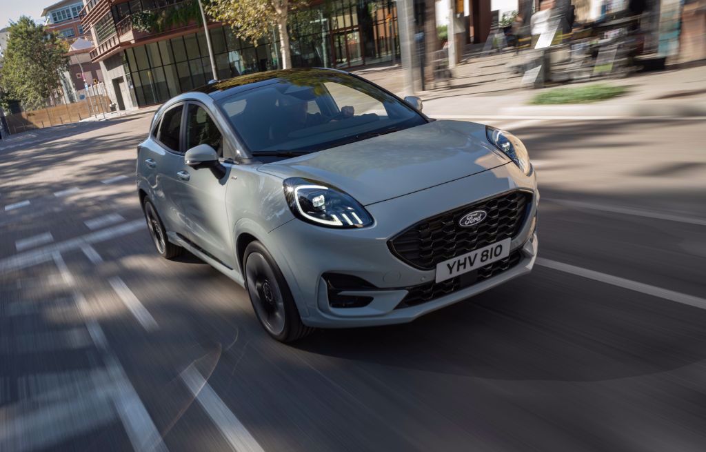 Ford Puma hybrid i stadsmiljö