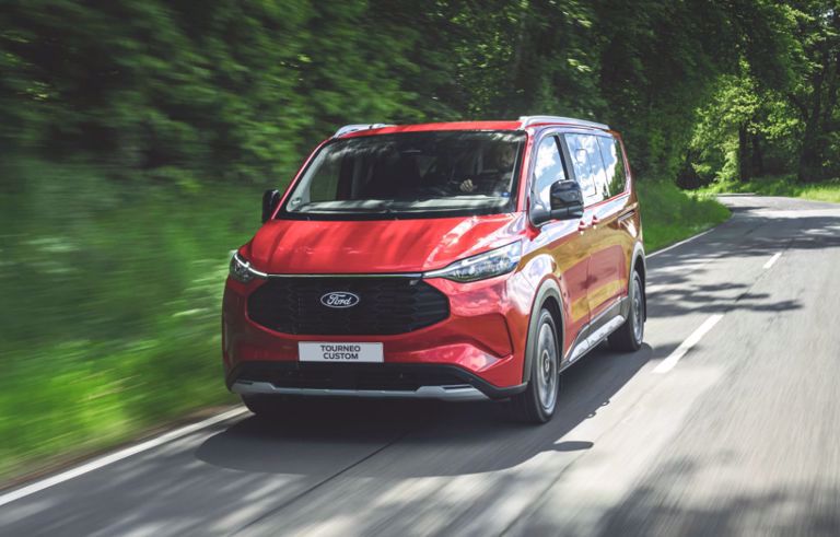 Ford Tourneo Custom Plug-in Hybrid på väg