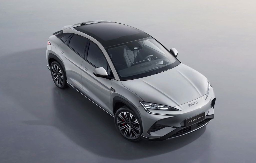 Silverfärgad BYD SEALION 7 el-SUV sedd framifrån i ett modernt studioperspektiv