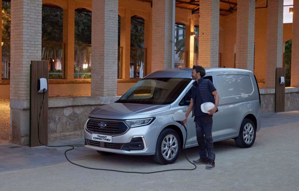 Ford Transit Connect Plug-in Hybrid i stadsmiljö