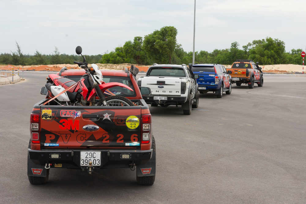 đoàn xe ranger & ranger raptor, đường bê tông